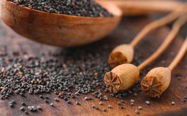 Masa üzerinde kuru haşhaş kafaları, çekim