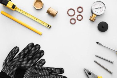 Beyaz arka planda tesisatçı araçlarından yapılmış çerçeve