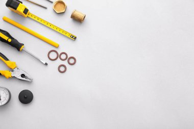 Beyaz arka planda tesisatçı araçları seti