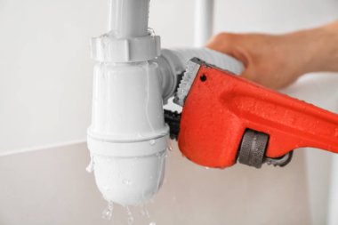Mutfak lavabo, yakın çekim tesisatçı tamir boruları