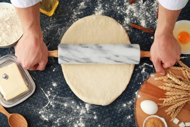 Adam mutfak masasında hamur dışarı haddeleme