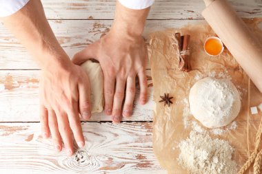 Erkek mutfak masasında hamur yoğurma, üst görünüm
