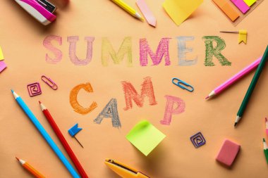 Metin yaz kampı ve renk arka plan üzerinde Kırtasiye