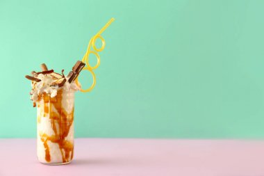 Renk arka plan üzerinde lezzetli Freak Shake