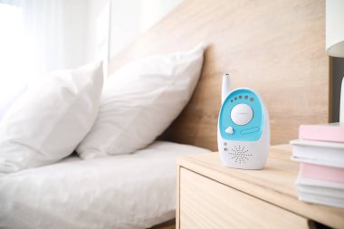 Odada masada modern bebek monitörü