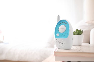 Odada masada modern bebek monitörü