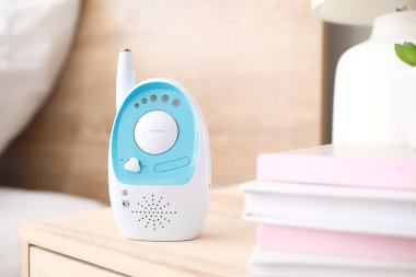 Odada masada modern bebek monitörü