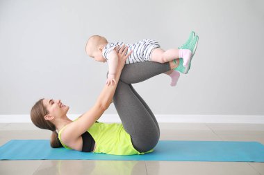 Sevimli küçük bebek kapalı anne eğitim