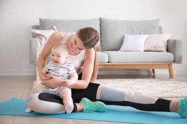 Evde sevimli küçük bebek ile anne eğitim