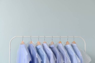 Açık arkaplanda kuru temizlemeden sonra kıyafetlerle doldur