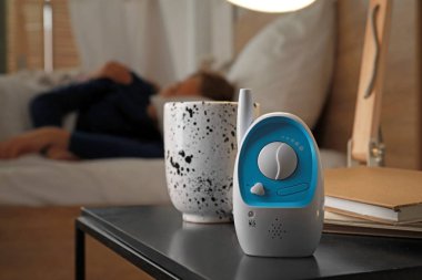 Çocuk odasında masada modern bebek monitörü