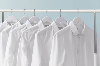 Açık arkaplanda kuru temizlemeden sonra kıyafetlerle doldur