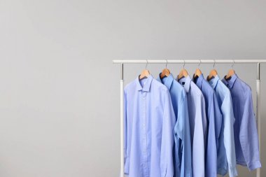 Açık arkaplanda kuru temizlemeden sonra kıyafetlerle doldur