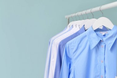 Açık arkaplanda kuru temizlemeden sonra kıyafetlerle doldur