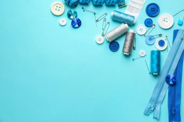 Renk arka planda dikiş ipliği ve aksesuarları seti