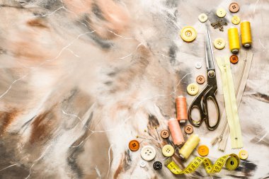 Mermer arka planda dikiş ipliği ve aksesuarları seti