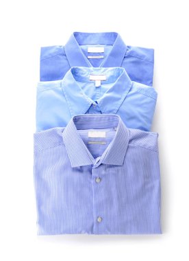 Beyaz arka planda kuru temizledikten sonra gömlek