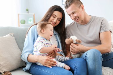 Evde sevimli küçük bebek ile mutlu ebeveynler