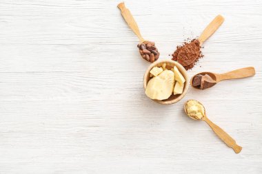 Beyaz ahşap arka planda farklı Kakao ürünleri