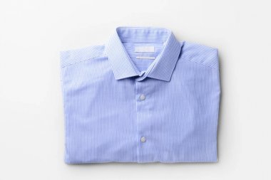 Hafif arka planda kuru temizledikten sonra gömlek