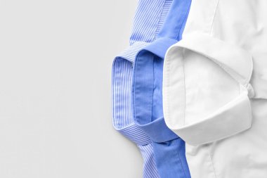 Hafif arka planda Kuru Temizleme sonrası gömlek