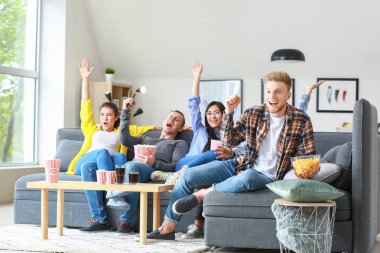 Evde TV 'de spor izlerken arkadaşlar