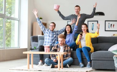 Evde TV 'de spor izlerken arkadaşlar