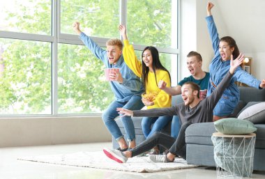 Evde TV 'de spor izlerken arkadaşlar