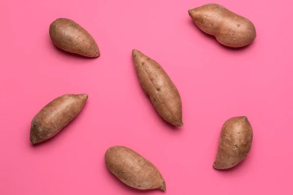 Batatas doces frescas no fundo da cor — Fotografia de Stock