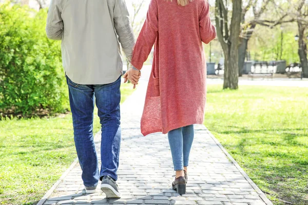 Happy elderly couple walking in park — Stock Photo, Image