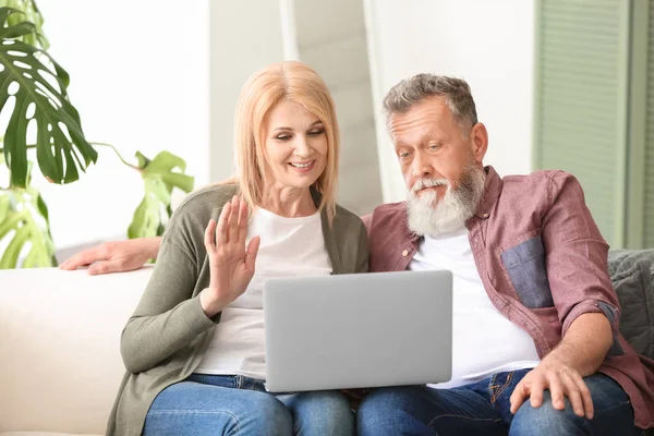 Gelukkige ouderen paar met laptop rust thuis — Stockfoto