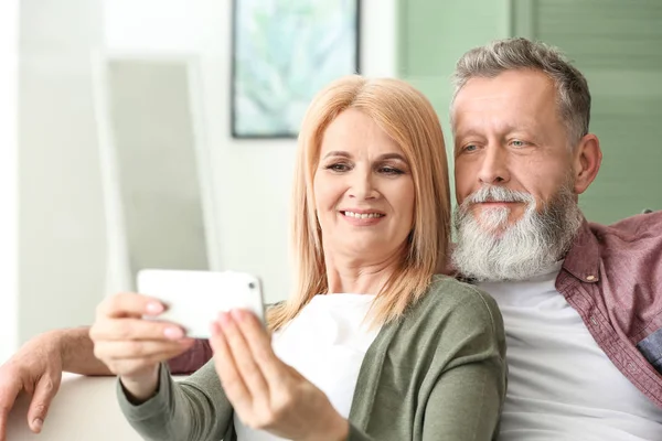 Gelukkige ouderen paar rekening selfie thuis — Stockfoto