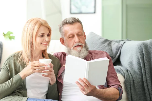 Feliz pareja de ancianos descansando en casa —  Fotos de Stock