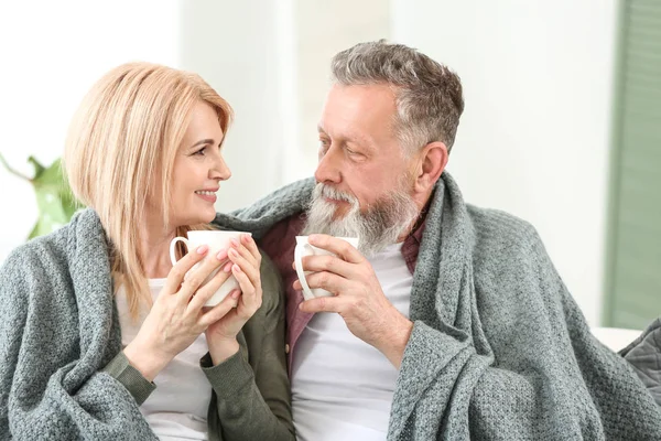 Happy elderly couple drinking tea at home — Stock Photo, Image