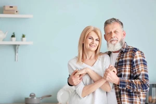 Hermosa pareja de ancianos en la cocina en casa —  Fotos de Stock