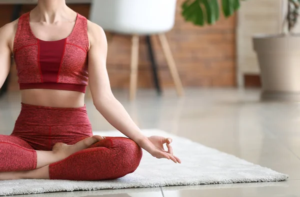 Mujer joven practicando yoga en casa —  Fotos de Stock