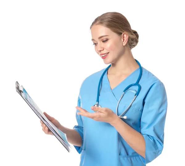 Junge medizinische Assistentin mit Laborergebnissen auf weißem Hintergrund — Stockfoto