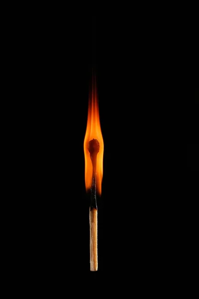 Jogo em chamas no fundo escuro — Fotografia de Stock