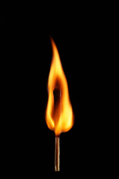 Koyu arkaplanda yanan kibrit — Stok fotoğraf