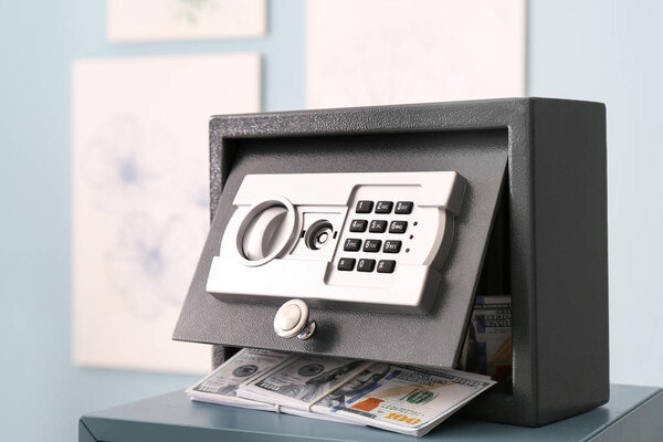Открытый современный сейф в номере
