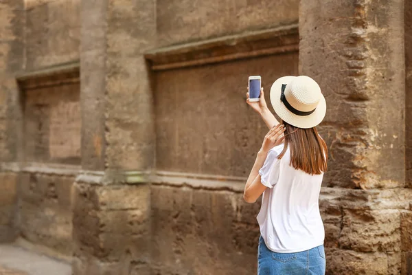 Młoda kobieta z telefonem komórkowym biorąca selfie na zewnątrz — Zdjęcie stockowe