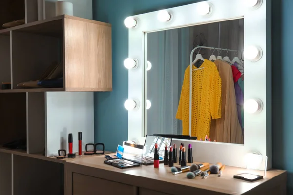 Mesa con cosméticos y espejo en la sala de maquillaje moderna — Foto de Stock