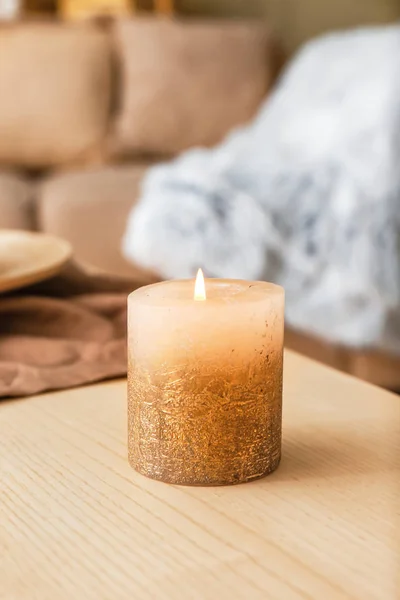 Vela ardente na mesa no quarto — Fotografia de Stock