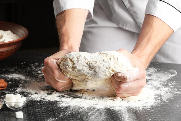 Homme pétrissant la pâte dans la cuisine, gros plan — Photo