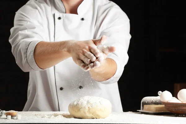 Chef masculin faisant la pâte dans la cuisine — Photo