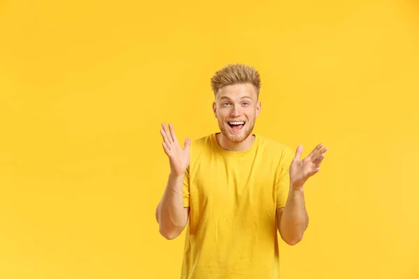 Portrait of happy young man on color background — Stock Photo, Image