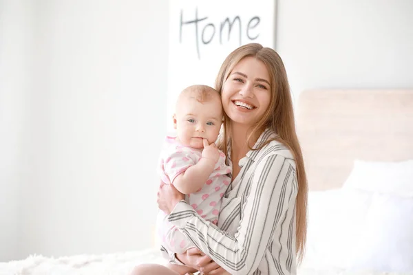 집에 귀여운 아기가 있는 행복 한 어머니 — 스톡 사진