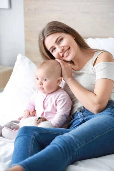 Lycklig mor med söt liten bebis hemma — Stockfoto