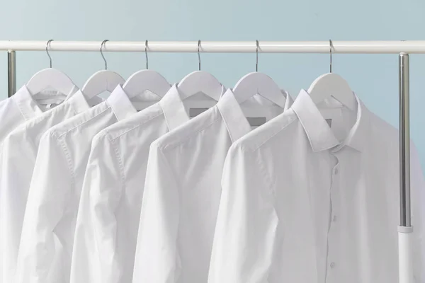 Ablage mit Kleidung nach der Reinigung auf hellem Hintergrund — Stockfoto