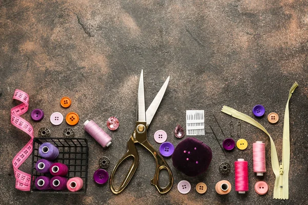 Набір швейних ниток та аксесуарів на гранжевому фоні — стокове фото